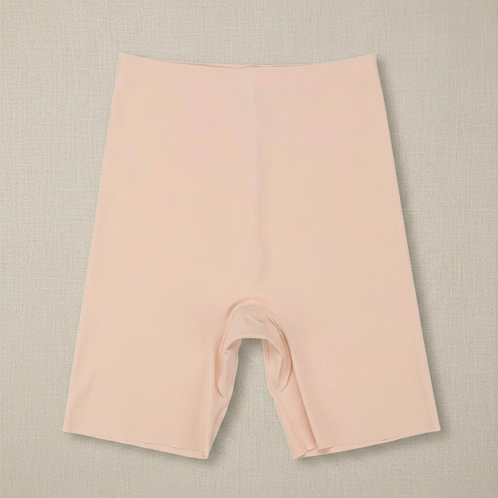 Shorty invisible sans couture Lusae coloris beige posé à plat sur fond lin, taille haute et coupe seconde peau