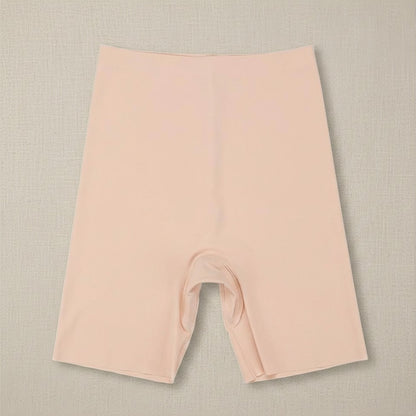 Shorty invisible sans couture Lusae coloris beige posé à plat sur fond lin, taille haute et coupe seconde peau