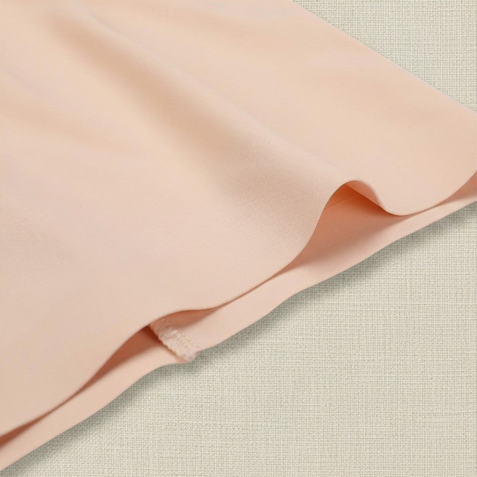 Gros plan sur le tissu seamless et la couture invisible du shorty Lusae coloris beige, matière douce et extensible