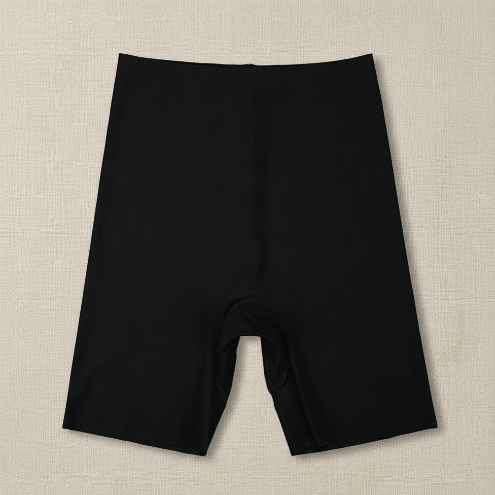 Shorty invisible sans couture Lusae coloris noir posé à plat sur fond lin, taille haute et coupe seconde peau