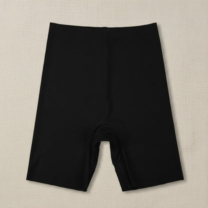 Shorty invisible sans couture Lusae coloris noir posé à plat sur fond lin, taille haute et coupe seconde peau