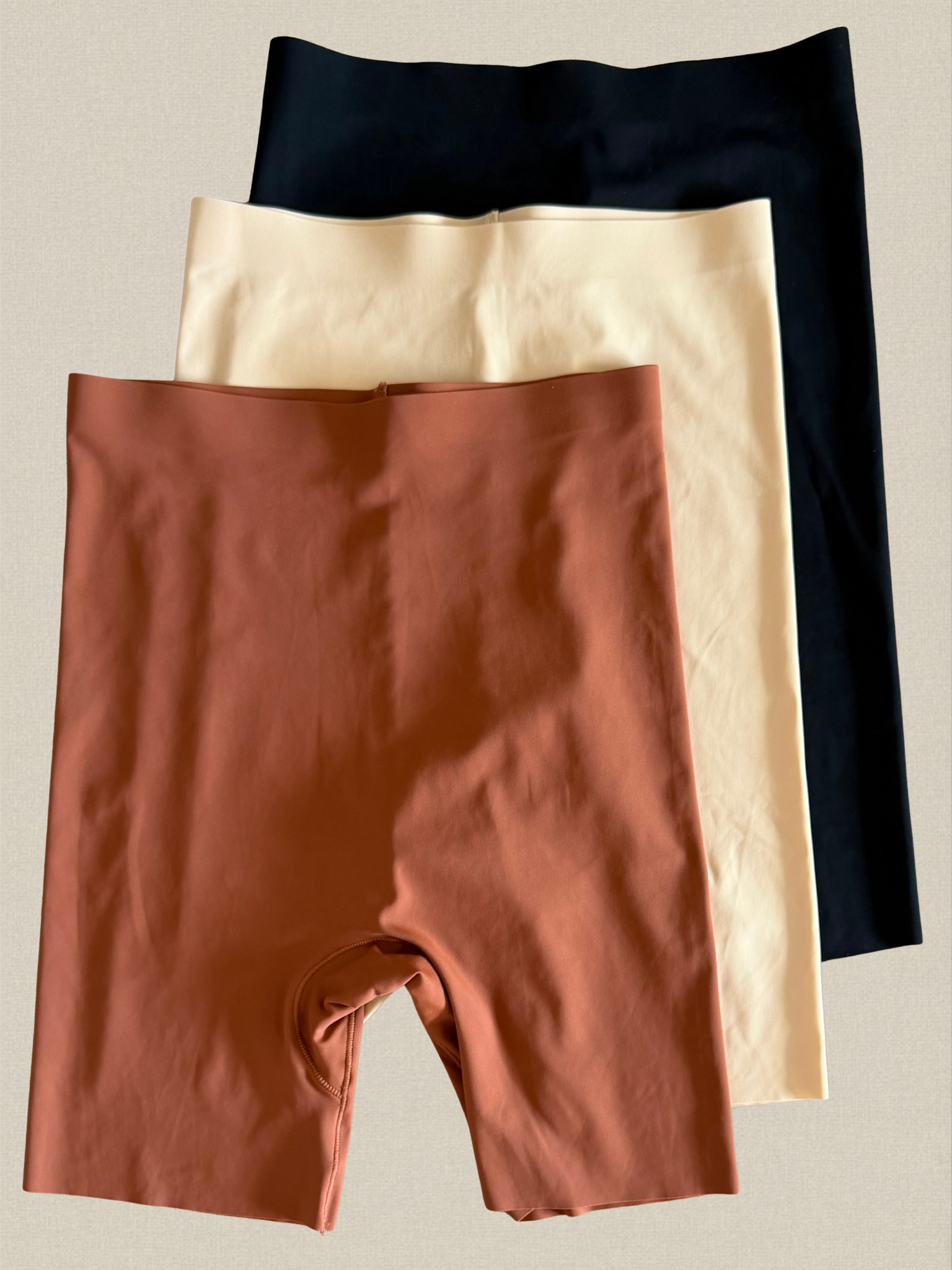 Trois shortys invisibles sans couture Lusae à plat, coloris noir, beige et terracotta, sous-vêtement anti-frottement pour porter sous une robe