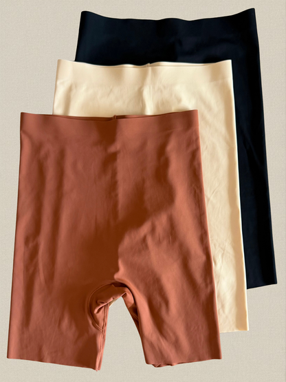 Trois shortys invisibles sans couture Lusae à plat, coloris noir, beige et terracotta, sous-vêtement anti-frottement pour porter sous une robe
