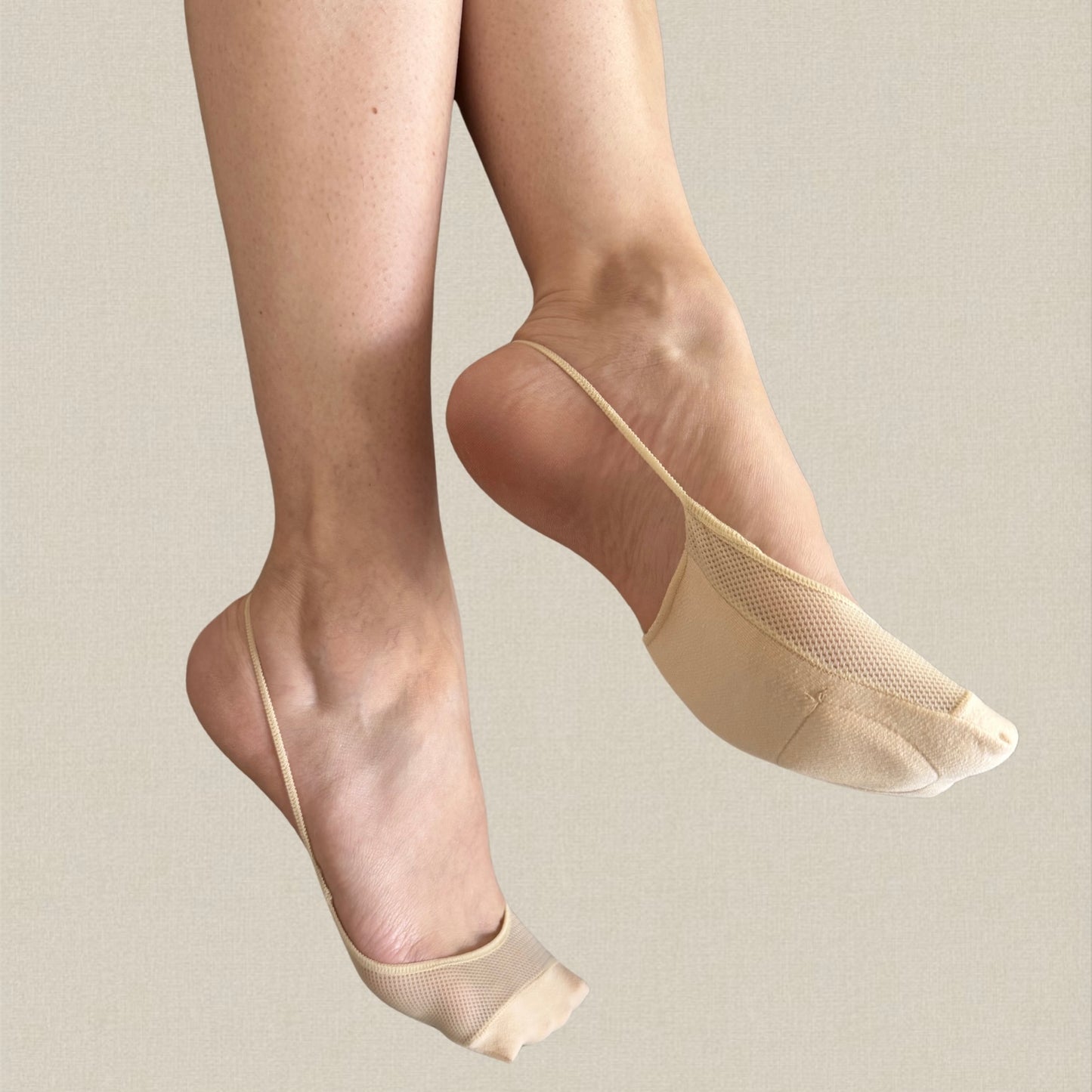 Zoom sur la lanière et la semelle de la socquette invisible beige
