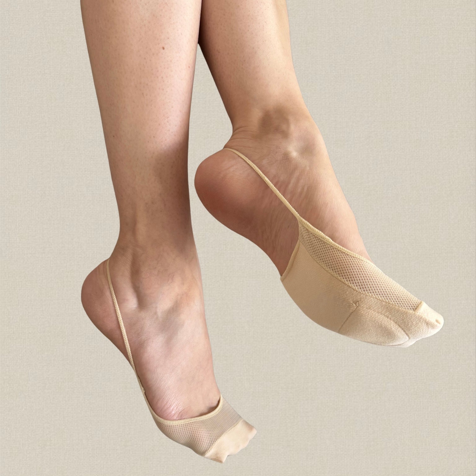 Zoom sur la lanière et la semelle de la socquette invisible beige