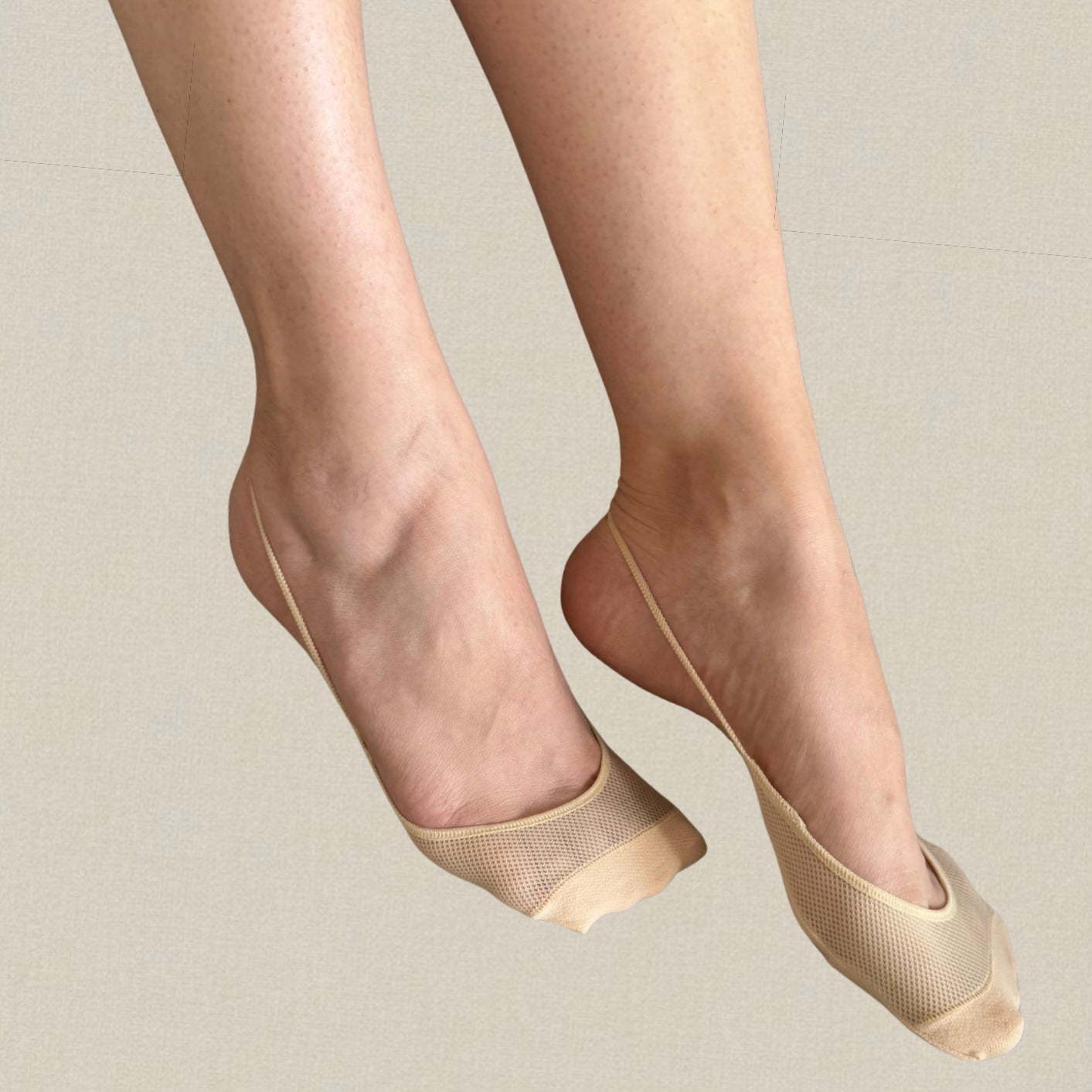 Socquette invisible beige avec lanière discrète pour chaussures à bride arrière